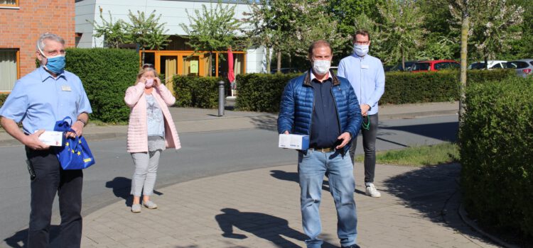 FDP Beckum übergibt 100 Mund-Nase-Schutz Masken an das Seniorenzentrum St. Anna.